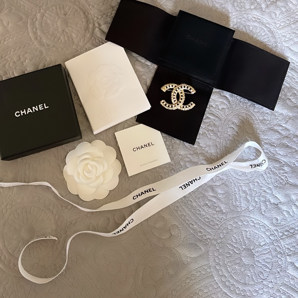 Chanel CC Brooch P22